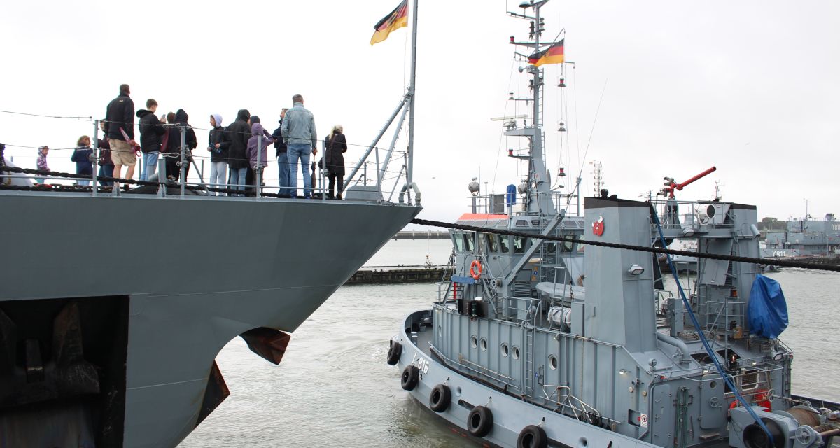 Beim Tag der offenen Tür am Marinestützpunkt Wilhelmshaven war es Zivilisten möglich die Fregatte Bayern zu besichtigen 