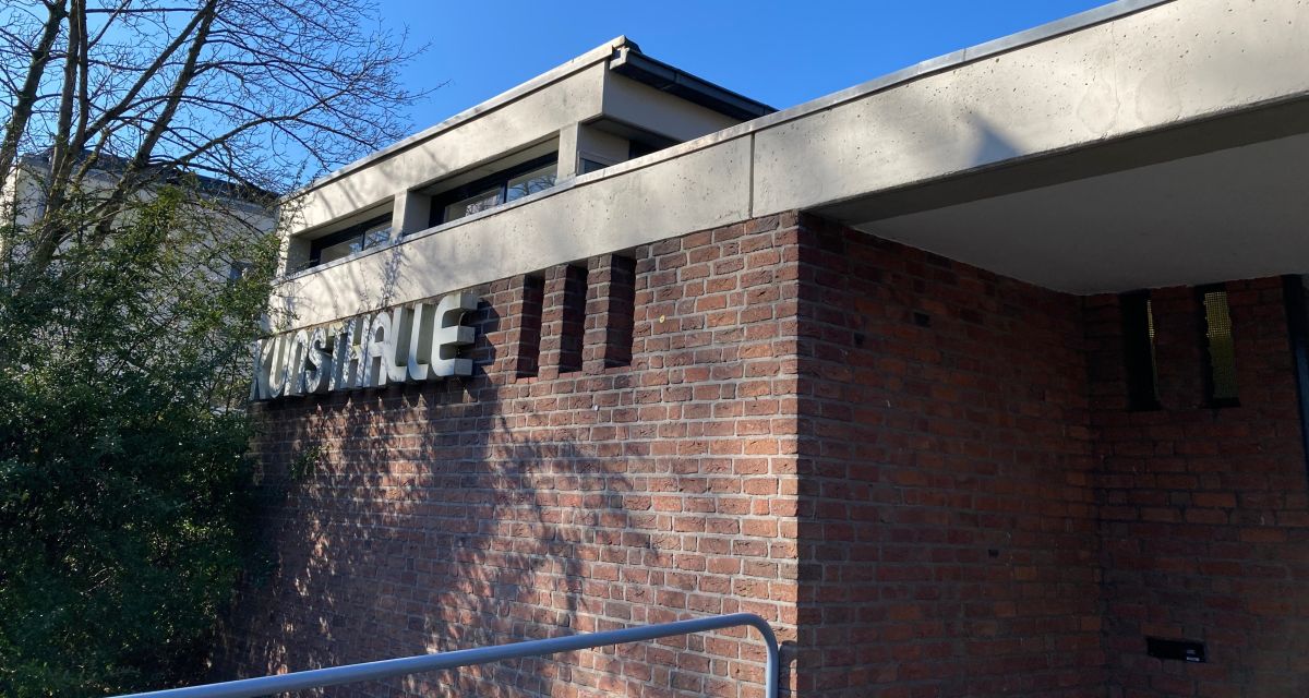 Zu sehen ist die Fassade der Kunsthalle mit ihrem Schriftzug.