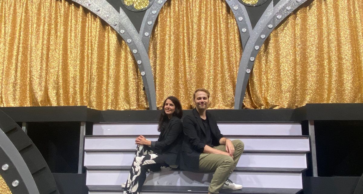 Zu sehen sind Nicola Bremer und Sarah Helmy von der Landesbühne Niedersachsen Nord bei der Präsentation der Spielzeitrevue 2025.