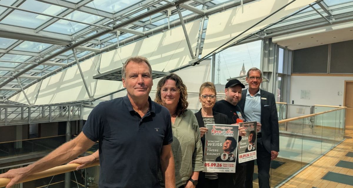 Reebt Fröhlich, Heike Gorath ( Beide WTF) Britta Schröder ( Sparkasse), Dennis Athen und Holger Sothmann( Vorstandsvorsitzender Sparkasse) präsentieren das Poster für das Open Air Wilhelmshaven 2026
