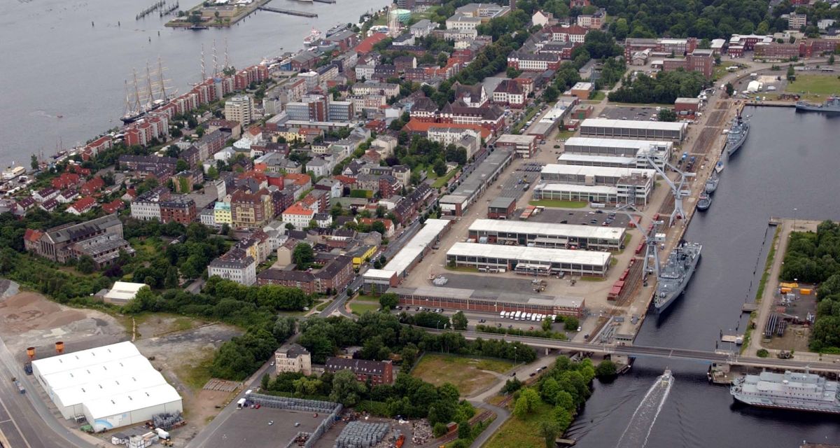Zu sehen ist das Marinearsenal in Wilhelmshaven aus der Vogelperspektive in Blickrichtung Westen. Rechts ist das Trockendock zu erkennen, links der Große Hafen mit Bontekai.