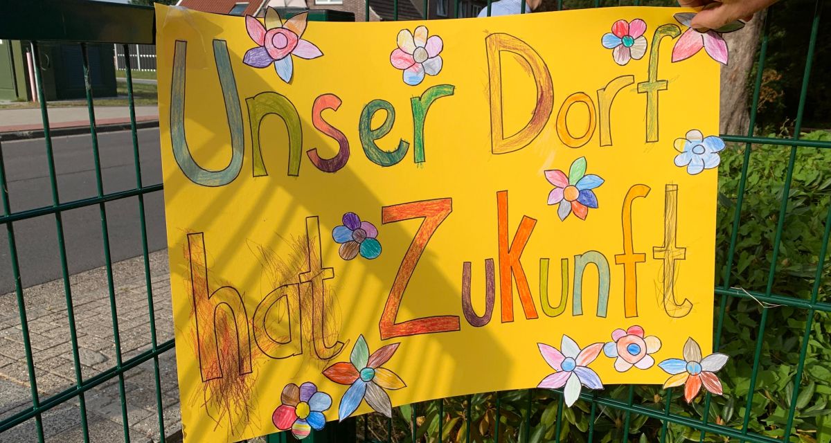 Zu sehen ist ein gelbes Plakat mit der Aufschrift 