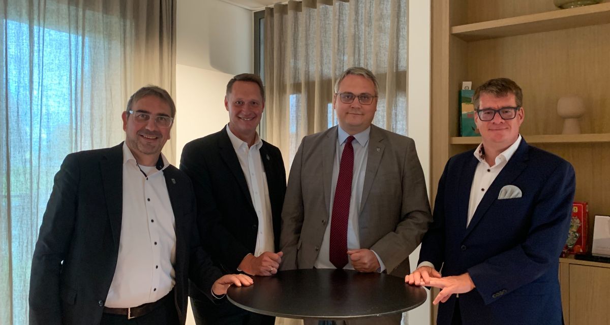 Der Niedersächsische Landkreistag hat am 21. und 22. August in Carolinensiel im Landkreis Wittmund seine Klausurtagung abgehalten. Vor allem im Fokus stand die finanzielle Situation der Kommunen. Zu sehen sind (von links): Sven Ambrosy (Landrat Friesland, stellvertretender Präsident des Niedersächsischen Landkreistages und des Deutschen Landkreistages), Holger Heymann (Landrat Wittmund), Marco Prietz (Landrat Rotenburg/Wümme, Präsident des Niedersächsischen Landkreistages) und Dr. Joachim Schwind (Hauptgeschäftsführer des Niederschächsischen Landkreistages).