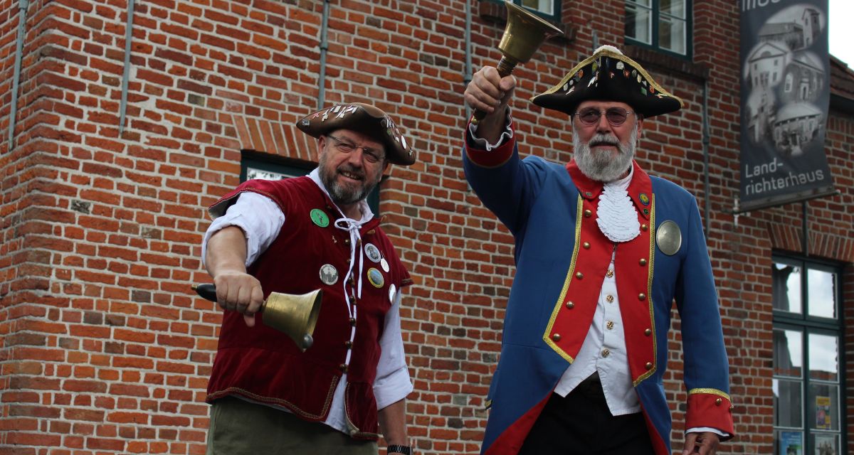 Ausrufer Hinrich Janßen( rechts) und sein Adjutant Dirk Arnskötter in ihrer traditionellen Tracht