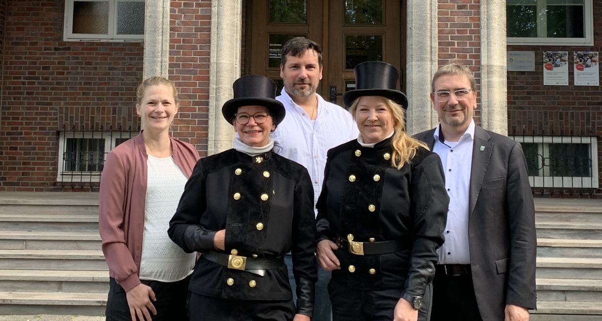 Der Landkreis Friesland hat in seinen 13 Kehrbezirken zwei Frauen bestellt. Die Schornsteinfegermeisterinnen haben in ihren Bezirken hoheitliche Aufgaben. 
Zu sehen (von links): Ann-Kathrin Cramer (Gleichstellungsbeauftragte Friesland), Saskia Wagner (Bezirksschornsteinfegerin Sande-Bockhorn) Danny Rieck (stellvertretender Fachbereichsleiter Ordnung), Yasmin Weber (Bezirksschornsteinfegerin Varel-Mitte) und Landrat Sven Ambrosy. 