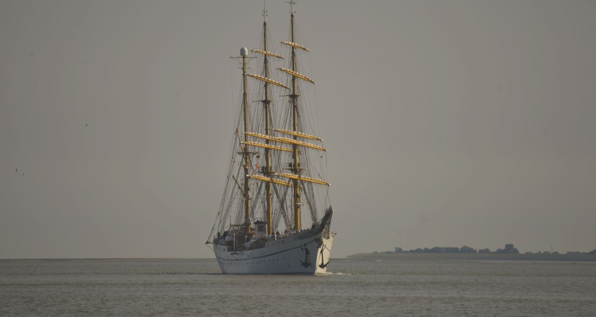 Gorch Fock läuft iun Wilhelmshaven ein