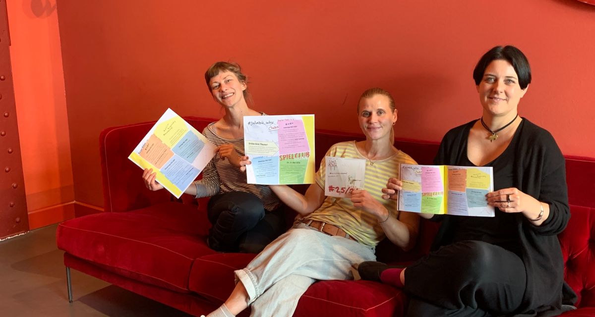 Die Junge Landesbühne und die Büger:Bühnen haben ihre Spielclubs für die Spielzeit 2025/26 vorgestellt. Über das Programm und die angebotenen, kostenlosen Spielclubs informierten (von links): Caroline Wybranietz, Stefanie Kaufmann und Britta Hollmann. Sie sitzen auf dem roten Sofa im Foyer des TheOs und halten Plakate der Spielclubs. 