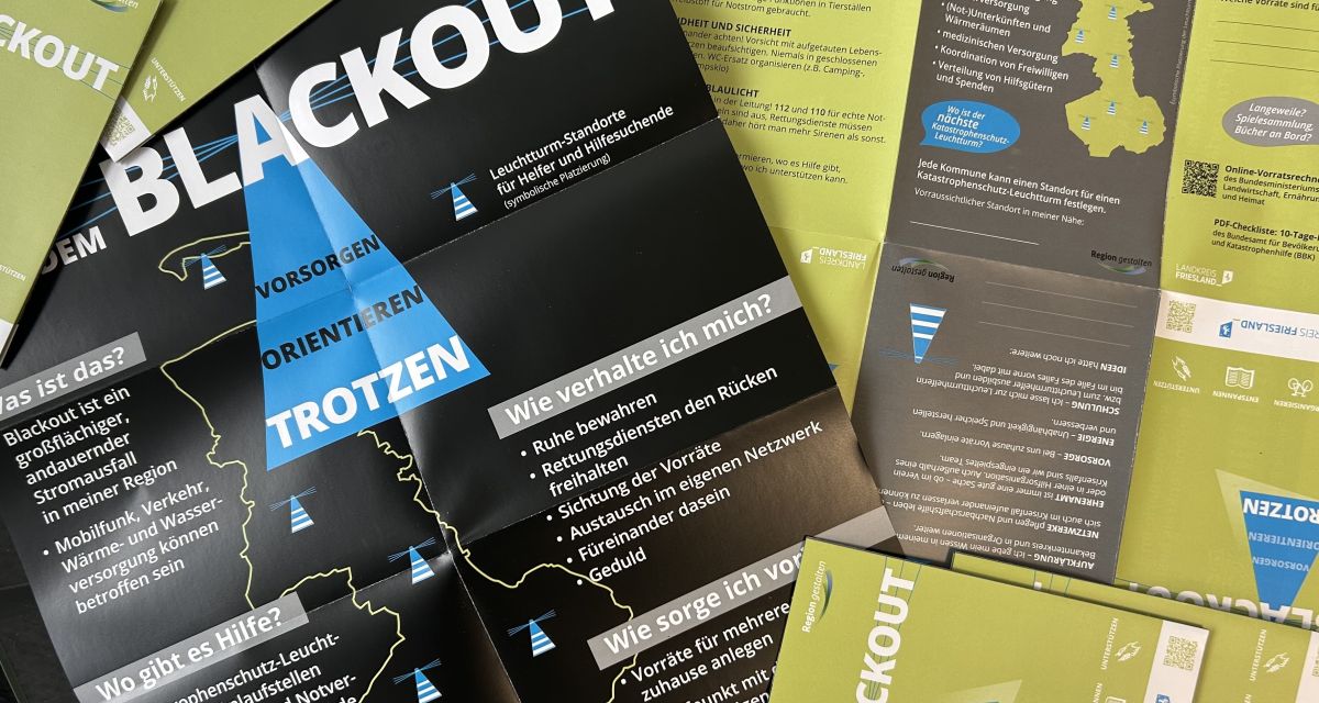 Zu sehen ist der ausfaltbare Flyer des Landkreises Friesland zum Blackout