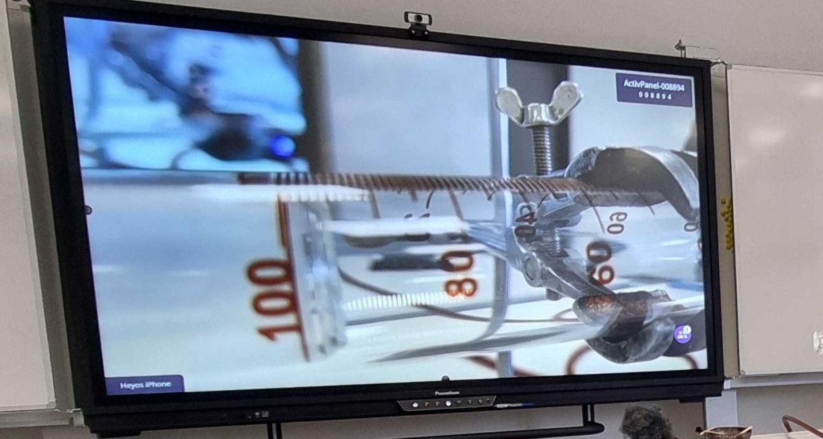 Bildschirm im Fachraum einer Schule