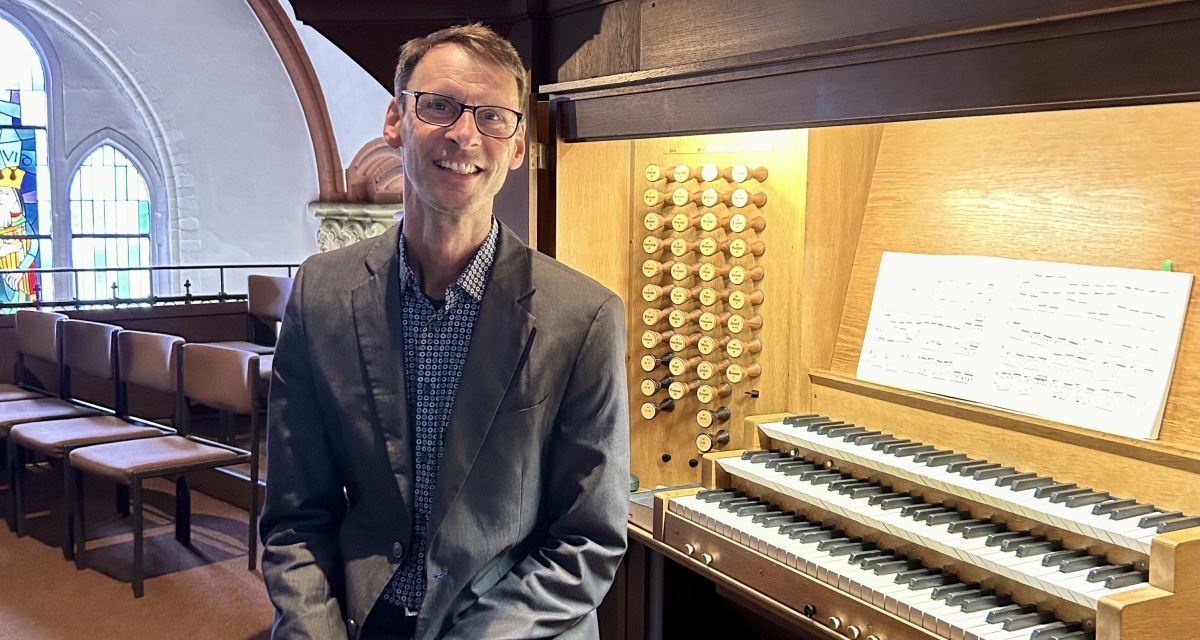 Klaus Eldert Müller, Wilhelmshavener Stadtkantor, sitzend vor der Orgel in der Banter Kirche
