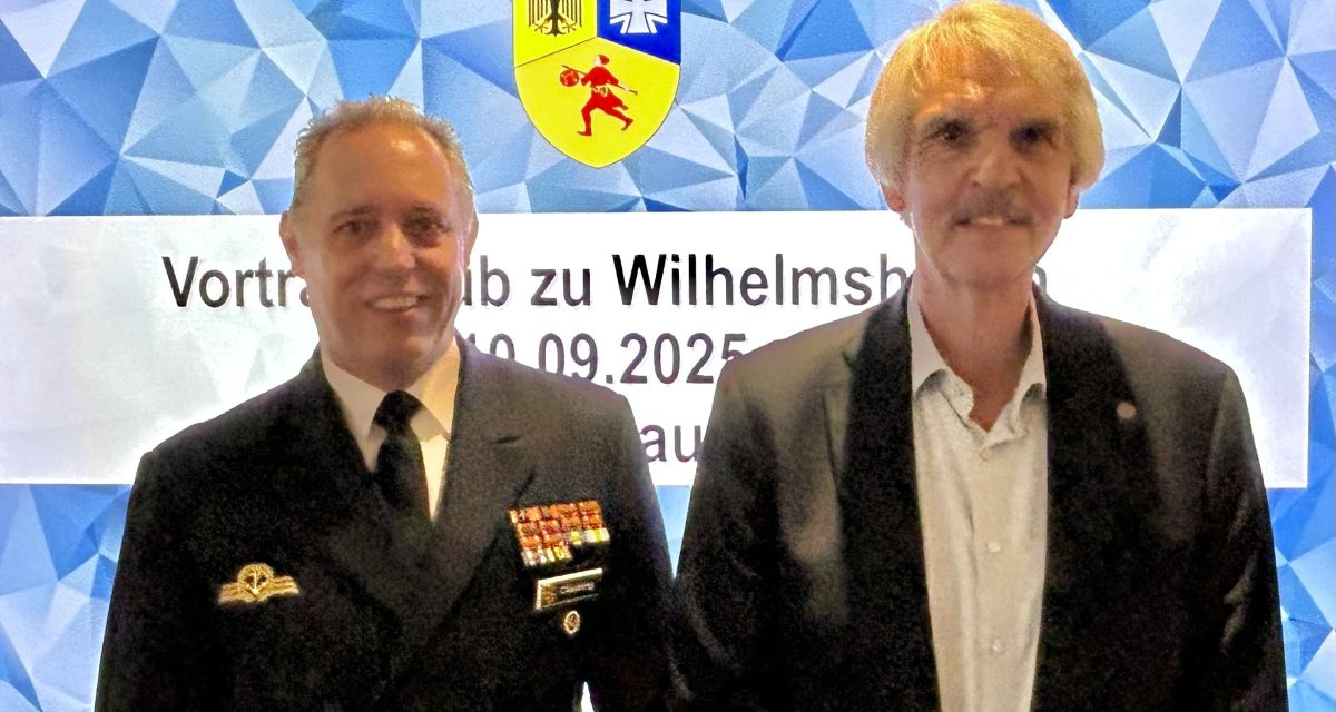 Kapitän zur See Christian Clausing, Leiter des Karrierezentrums der Bundeswehr in Wilhelmshaven und Holger Ansmann, Präsident des Clubs zu Wilhelmshaven