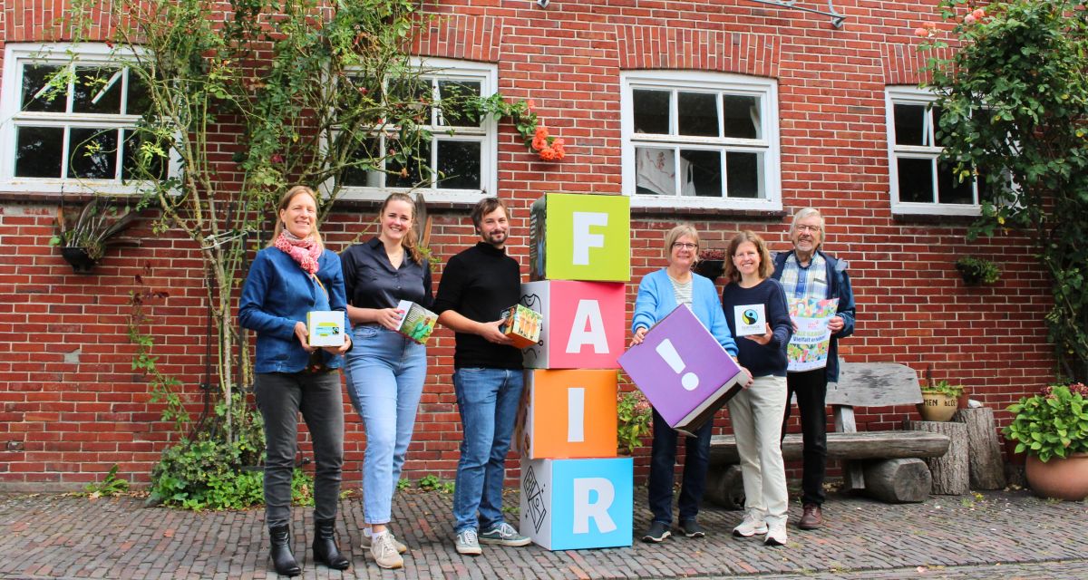 Susanne Fidebrandt, Amelie Bruns, Andre Lachmund, Kirsten Pöppelmeier, Juliane Heimann und Gerd Pöppelmeier stellen das Programm für LandFAIRgnügen 2025 vor