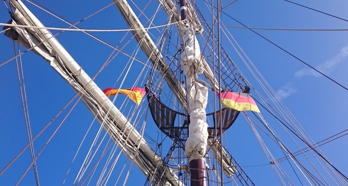 Zu sehen ist die takelage eines Schiffes in der Aufsicht