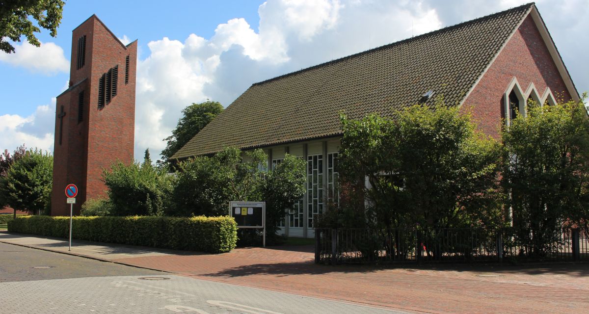 Zu sehen ist die Dietrich Bonhoeffer-Kirche in Schortens