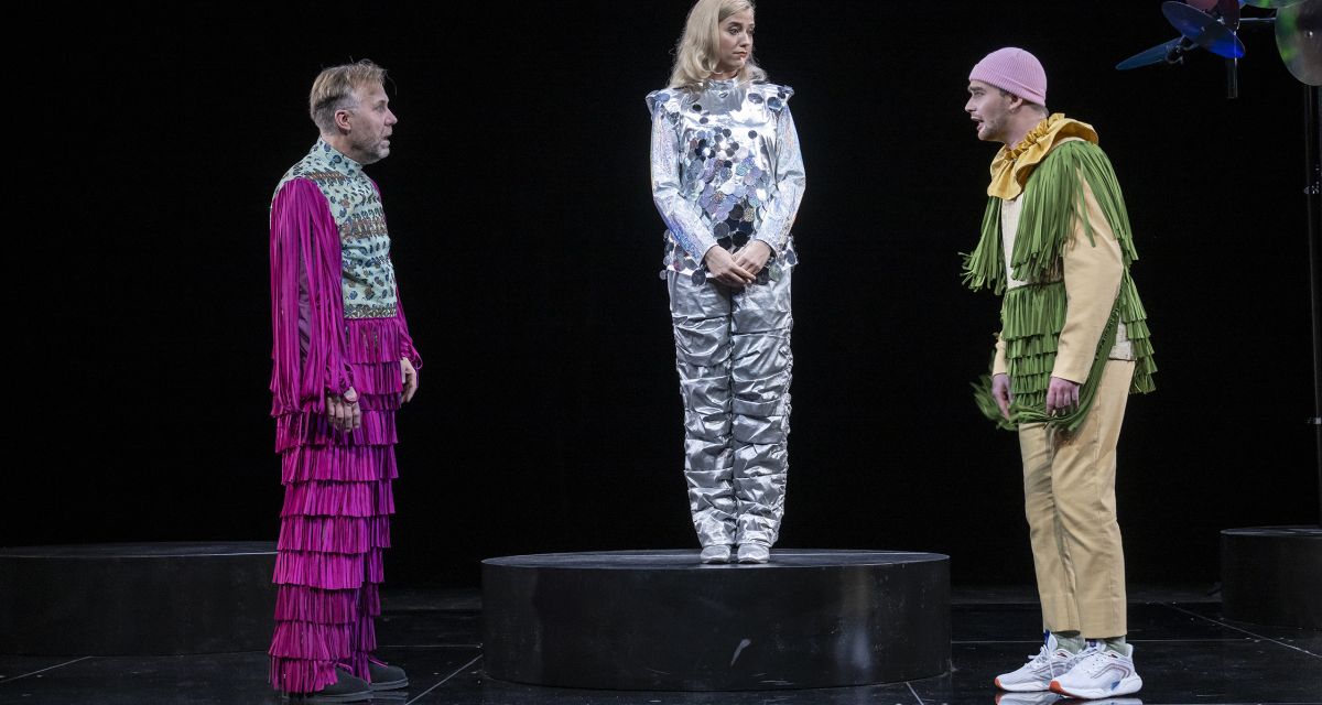 Die Schauspieler*innen (von links) Andreas Möckel, Franziska Jacobsen und Gregor Scheil sind bei einer Aufführung des Stücks