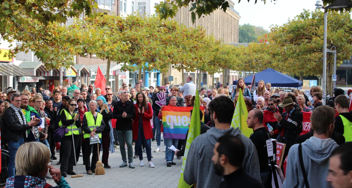 Demonstranten mit Schildern und Warnwesten, friedlich