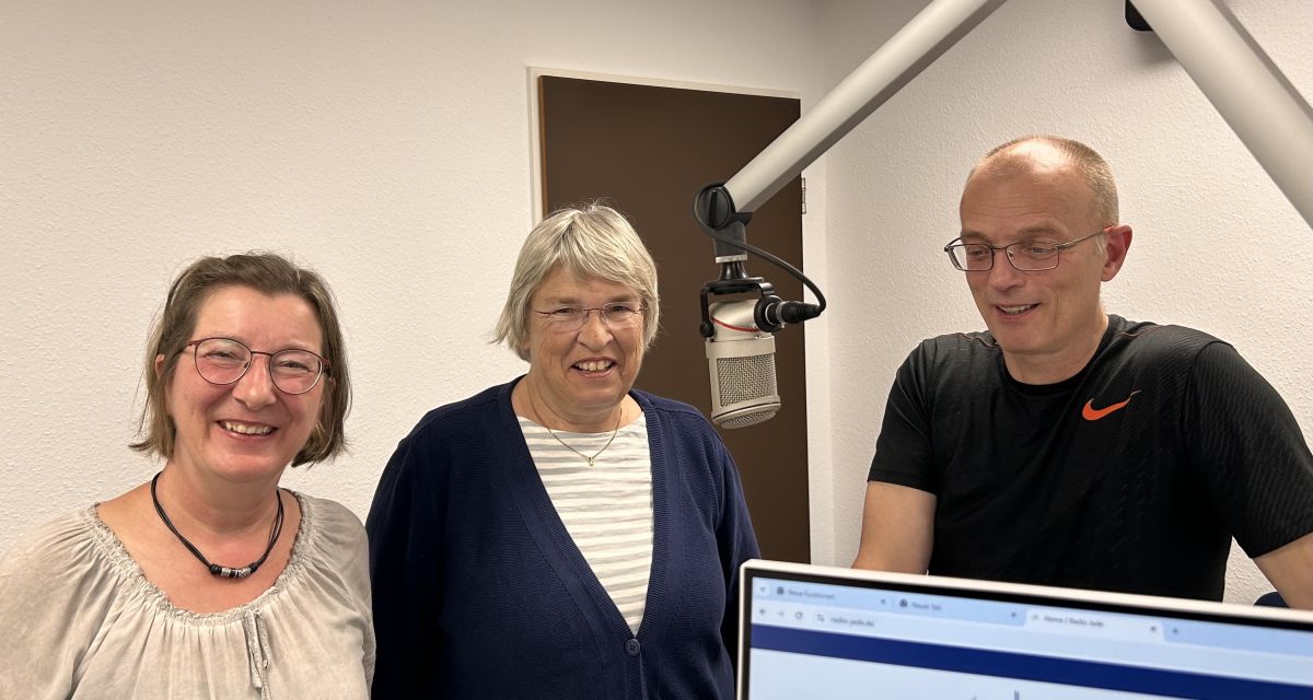 Zusehne vlnr Stomatherapeutin Anke frerichs, betroffene Ingeborg Pucklitsch_Weyerts und Oberarzt Dr. Christoph Lemberg