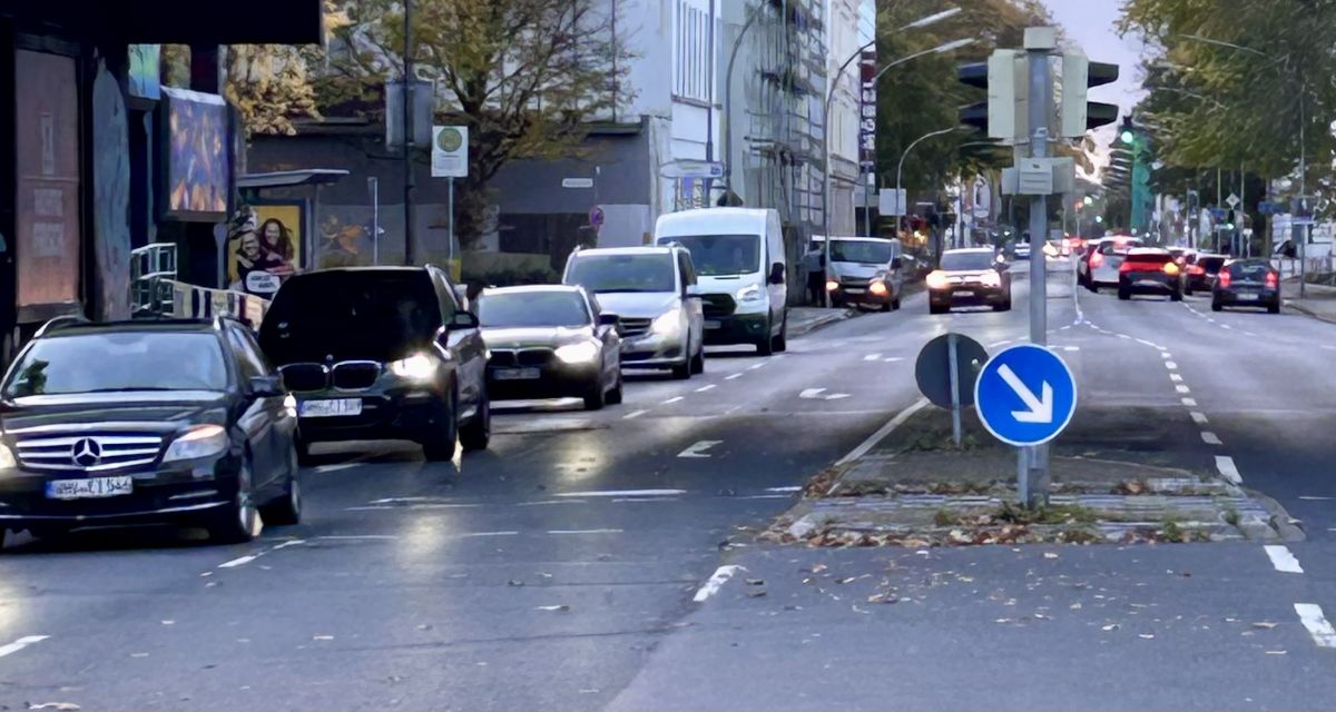 Autos in herbstlciher Dämmerung an einer Kreuzung