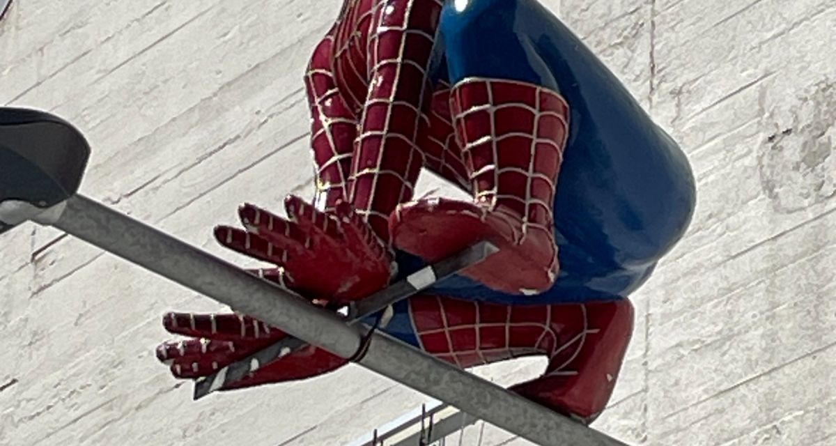 lebensgroße Spidermanfigur auf Laterne