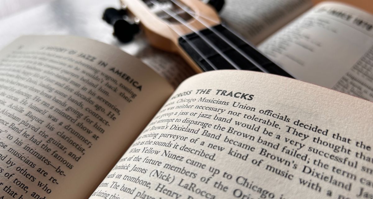 Zu sehen sind zwei Bücher und eine Ukullele