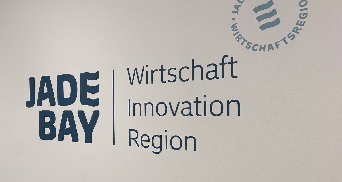 das neue Logo der JadeBay samt Claim als Wandbeschriftung