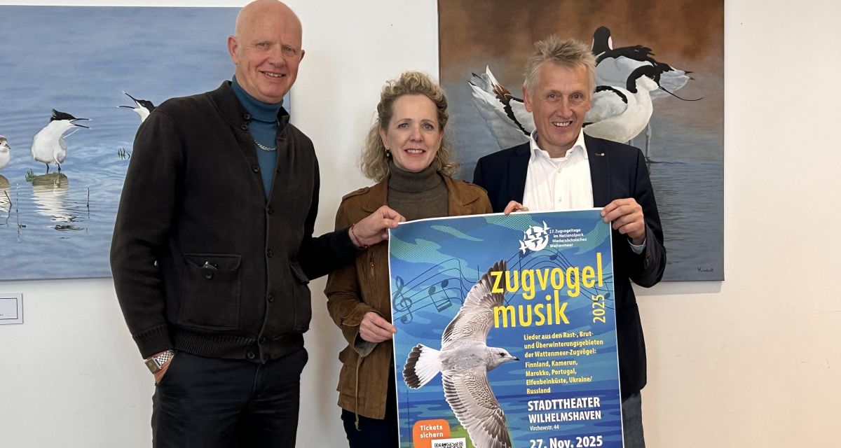 Zu sehen sind von links nach rechts: Musikmanager Jochen Kühling, Simone Lücke (landesbühne und Peter Südbeck (nationalparkverwaltung niedersächsisches Wattenmeer). Sie stehen vor Bildern von Vögeln und halten ein Plakat