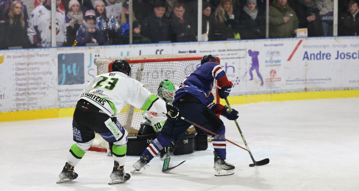 Eishockeyspieler bei einem Angriff aufs Tor