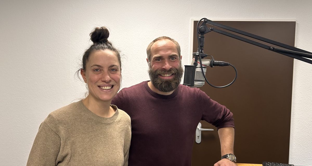 Die Reisenden Alexandra und Christopher Sander berichten im Studio bei Radio Jade von ihren Reisen durch die Welt und von dem, was sie am 27. November im Kulturzentrum Pumpwerk in ihrer Heimatstadt Wilhelsmhaven präsentieren werden. Sie stehen in Studio B im Sendehaus in Wilhelmshaven an einem Mikrofon.