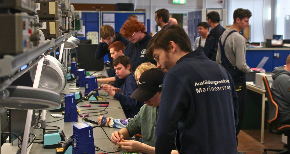 Schüler der Schule an der Deichbrücke zu Besuch in der Ausbildungswerkstatt am Marinearsenal 
