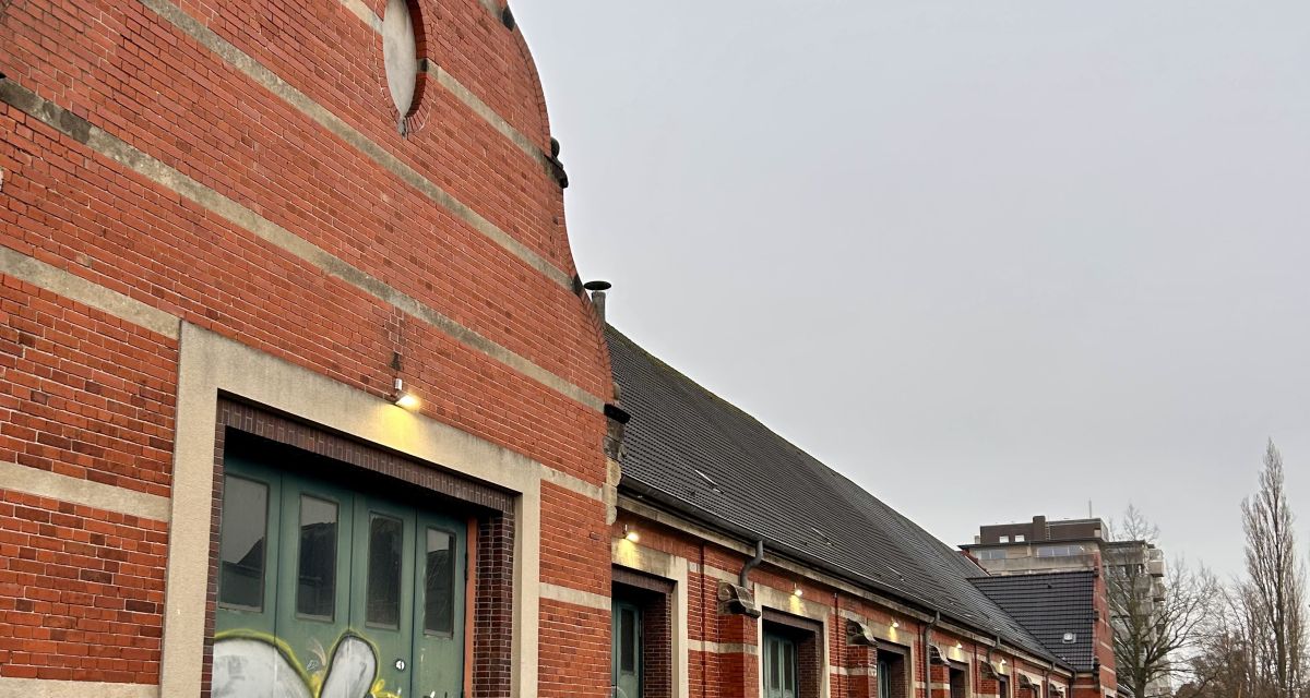 Zu sehen ist eine KfZ-Halle aus wilhelmiischer Zeit