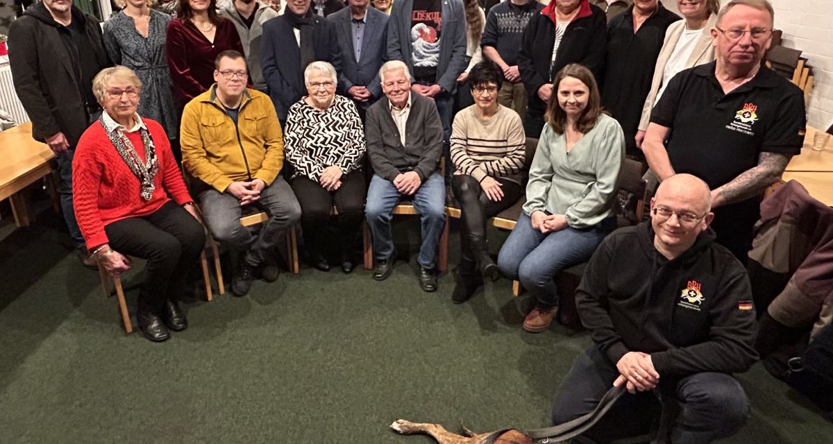 Zu sehen sind Verteter der Drehorgelstiftung um August desenz, umrahmt von Vertretenden der bedachten Instituitionen. Im Vordergrund ein Rettungshund