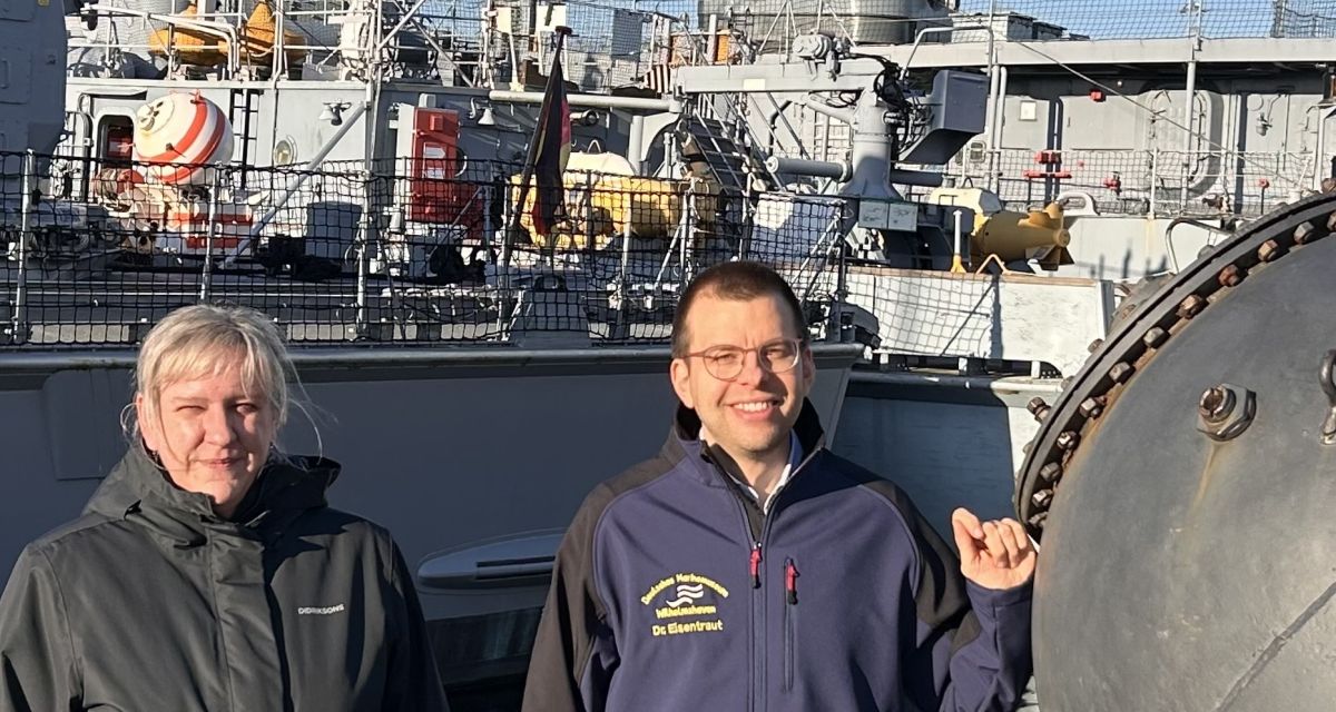 Zu sehen sind Nina Nustede und Dr. Thomas Eisentraut im Außenbereich des deutschen Marinemuseum
