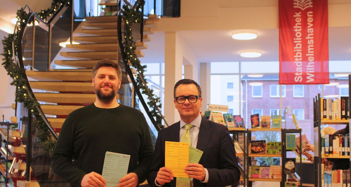 Leiter der Stadtbibliothek Jan-Helge Ralle und Schuldezernat Armin Schönborn