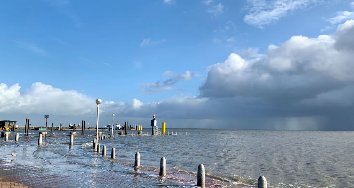 Das Wasser überschwemmt die Straße am Südstrand.