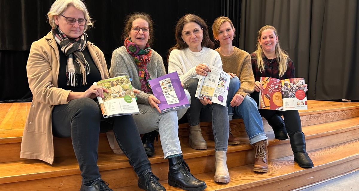 Zu sehen sind v.l.n.r. Veronika Boumann; Ines Mierau, Teodora Spingob, Diana Bogdanski und Katharina Sapashnikov von VHS bzw. Musikschule