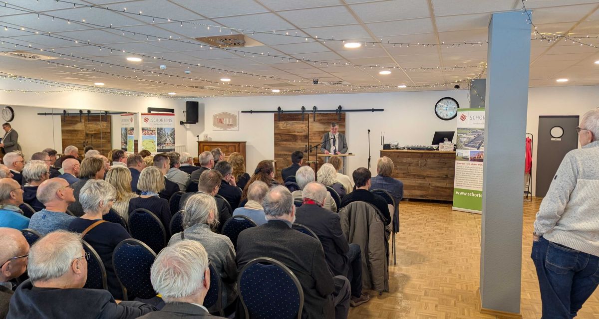 Bürgermeister Gerhard Böhling hält eine Rede bei den Neujahresempfang der Stadt Schortens.