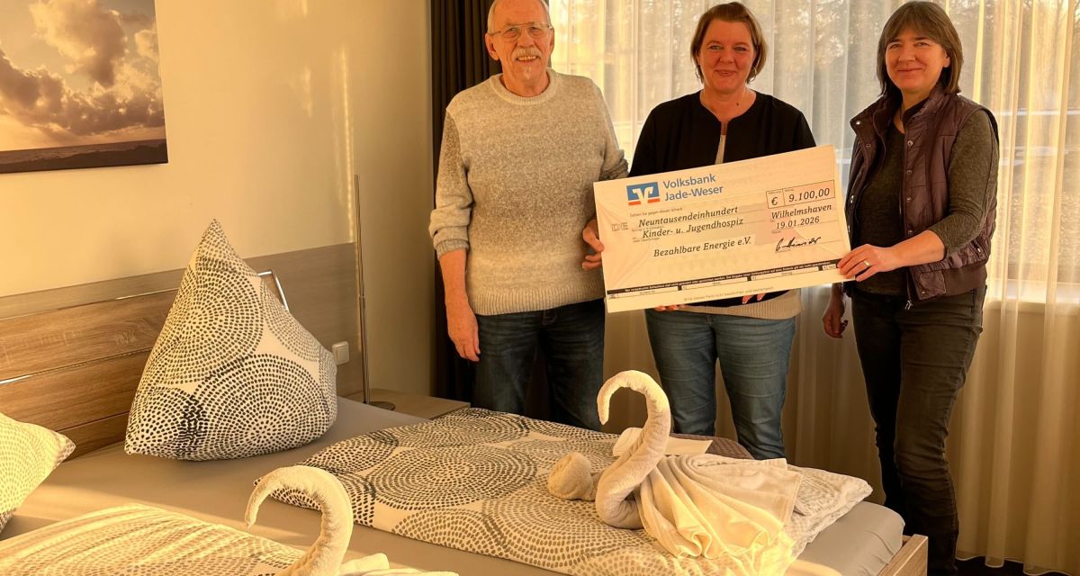 Spendenübergabe beim Kinderhospiz Wilhelmshaven v.l.n.r.: Günter Hinrichs (Bezahlbare Energie e.V.), Sandra Ecke (Leiterin des Kinderhospizes), Regina Poppen (Bezahlbare Energie e.V.)
