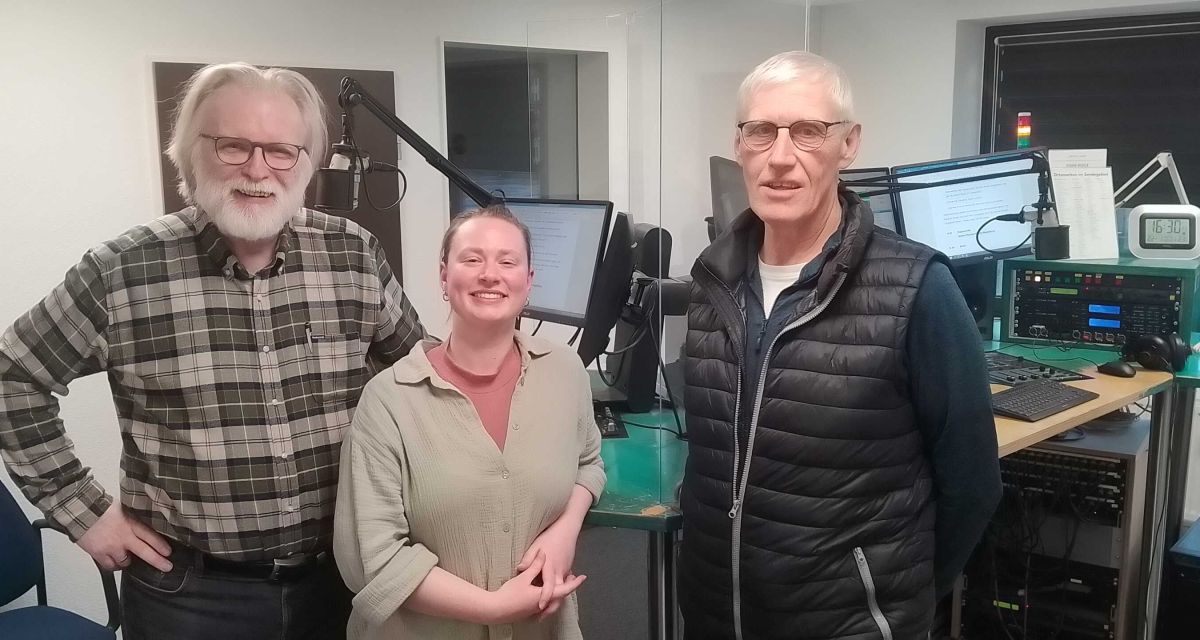 Walter Ruß und Dirk Gronewold vom KultHuus Wittmund zu Besuch bei Moderatorin Amelie Friedrichs im Studio von Radio Jade.
