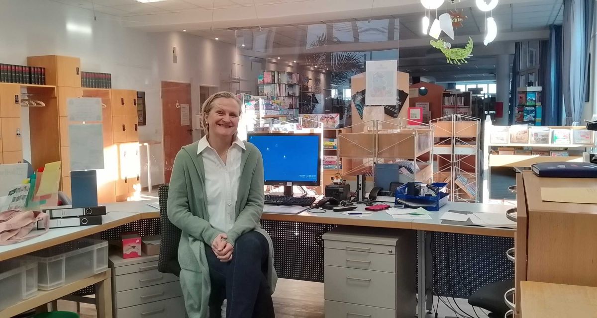 Gudrun Kakuschke, die Leiterin der Stadtbücherei Jever sitzt am Empfang der Bücherei.