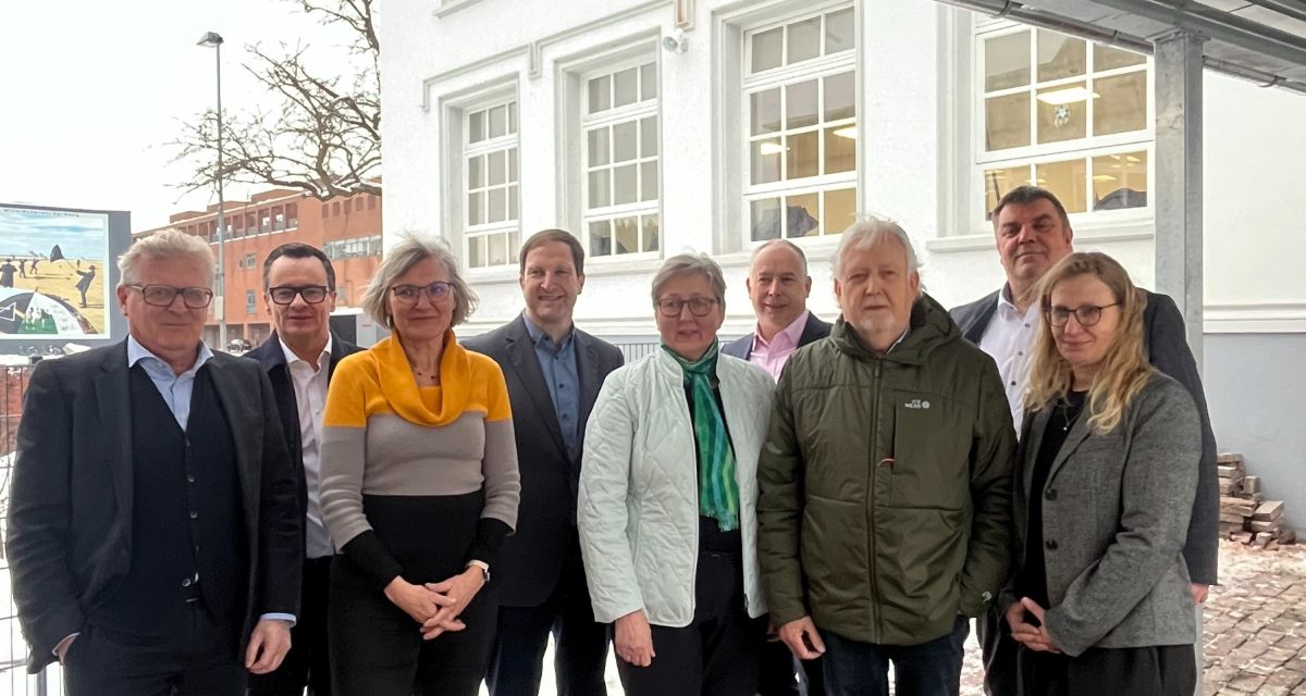 Die Grundschule Rheinstraße eröffnet ihr Nebengebäude, das umgebaute ehemalige DEWI-Gebäude. 