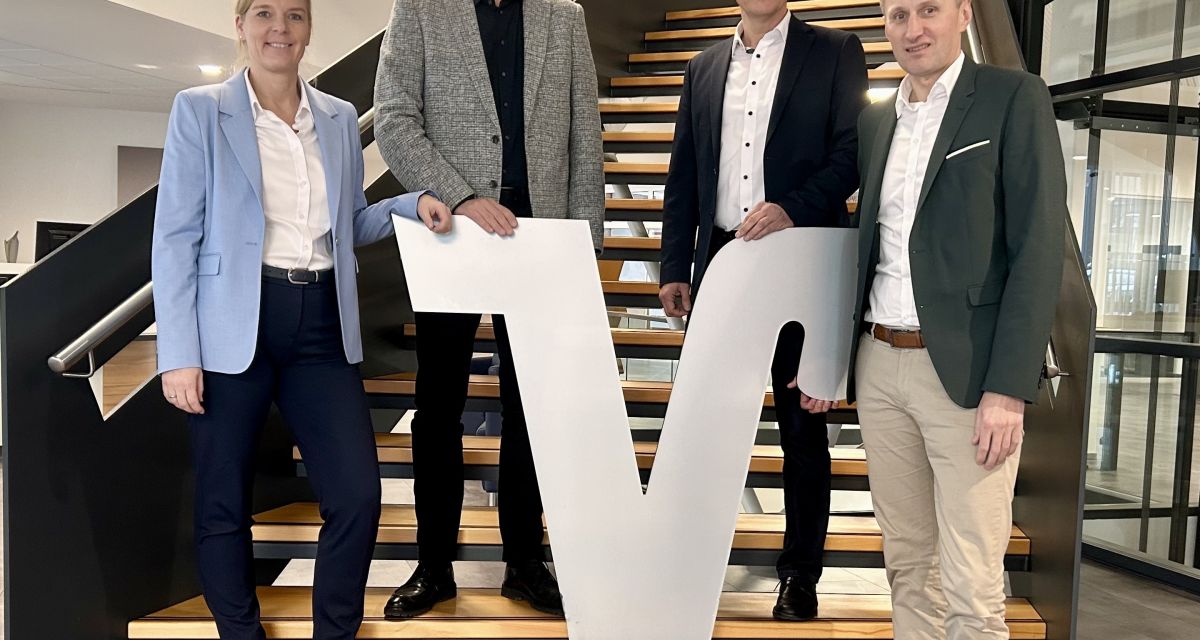 Zu seghen snd Mitglieder des Vorstandes der Volksbank Jade-Weser auf einer Treppe mit Logo des Instituts. Von inks nach rechts: Tanja daugill, Andre Niemeyer, Peter Jongmans und Waldemar Kelm