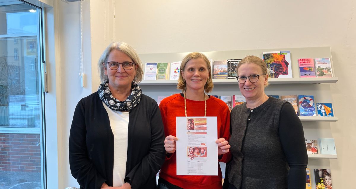 zu sehen sind die 3 Vertreterinnen der Kooperationspartner für die Theaterwerkstatt 2026. Ein Workshop für Kinder, der in diesem Frühling bereits zum 14. Mal Angeboten wird.