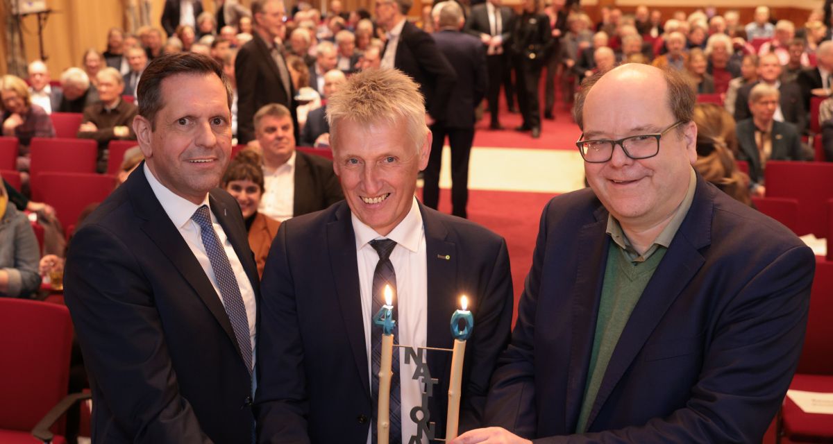 Das Bild zeigt Ministerpräseident Olaf Lies, den leiter der nationalparkverwaltung Peter Südbeck und Umweltminister Christian Meyer