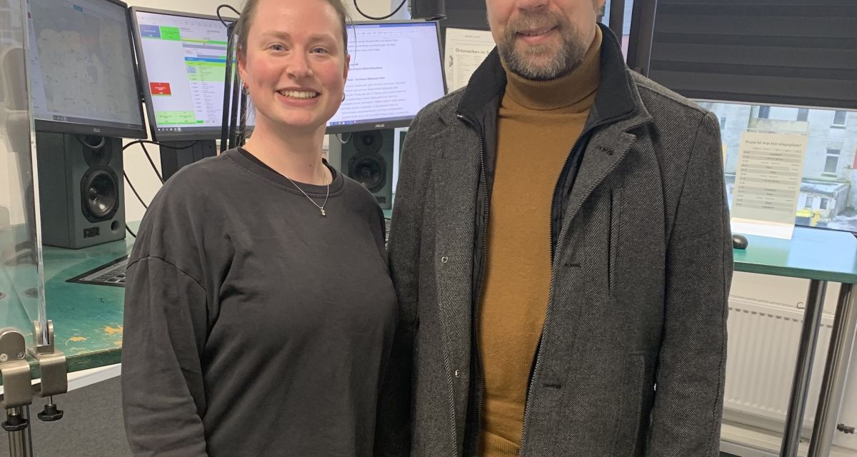 Marcus Prieser war bei uns im Studio zu Gast, um das Neue Wilhelmshavener Sinfonieorchester vorzustellen und zwei Konzerte (14.+15.02.26) anzukündigen. Zu sehen ist Marcus Prieser auf dem Foto mit Moderatorin Amelie Friedrichs. 