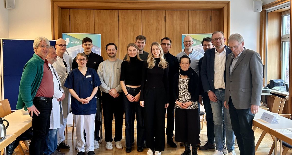 Zusehen sind in einem Vortragssaal teilnehmende des Projektes 