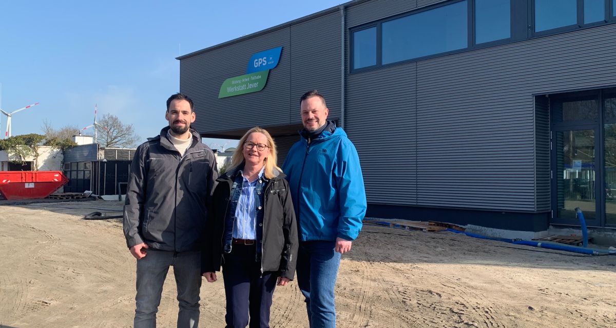 Die GPS Werkstatt Jever baut neu. Die Verantwortlichen haben zu einer Baustellengehung eingeladen, kurz bevor der erste Bauabschnitt mit einem neuen Speisesaal und neuen Verwaltungsräumen eröffnet wird. Auf der Baustelle und vor dem Neubau zu sehen sind (von links): Projektleiter Yari Stasch (Architekturbüro Piltz und Berends Jever), Heike Volk (neue Einrichtungsleiterin der Werkstatt Jever) und Christian Pohl (stellvertretender Einrichtungsleiter).