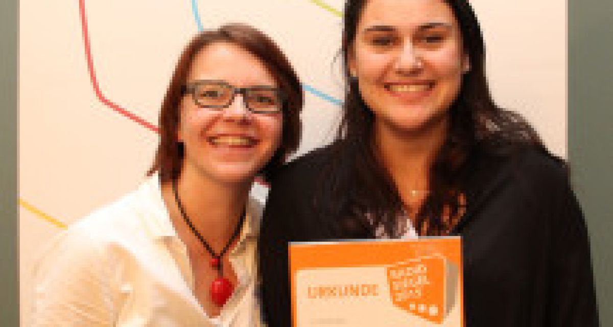 Zu sehen sind zwei Frauen bei der Auszeichnung mit dem Radio Siegel.