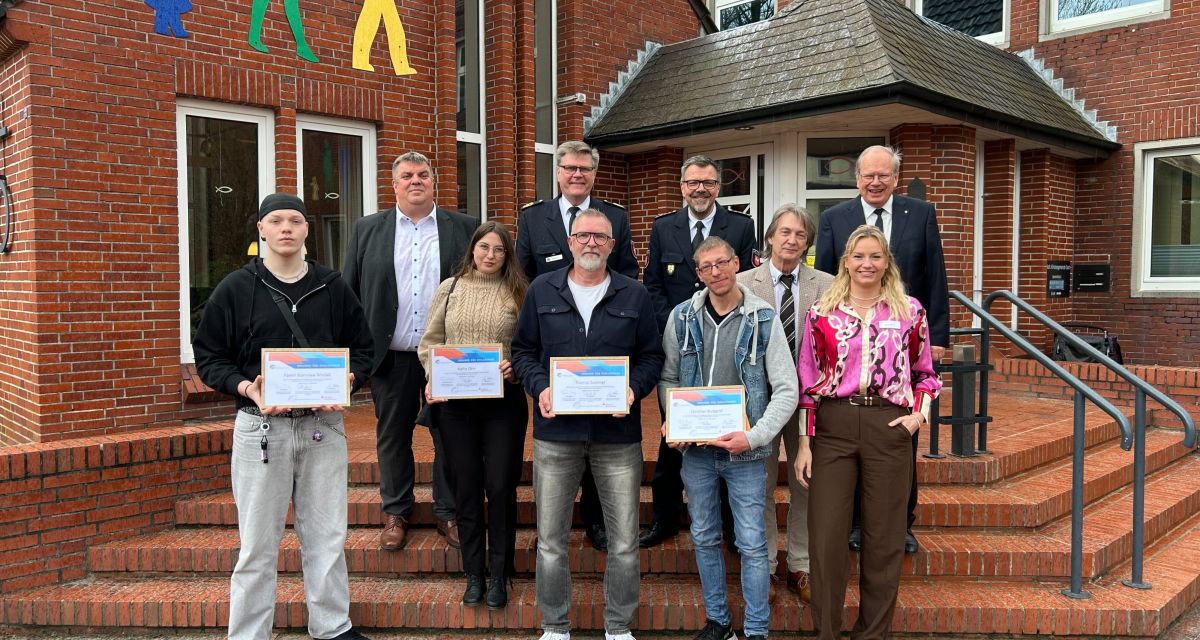 Hinten links nach recht Carsten Feist, Anreas Sagehorn, Jörg Beensen, Frank Moritz vorne Pawl Stanislaw Wosiak, Kathy Otte, Thomas Sommer, Christian Burggraf, Peter Lewald, Marnie Menkens beim Tag der Zivilcourage vor dem MGH in Bant