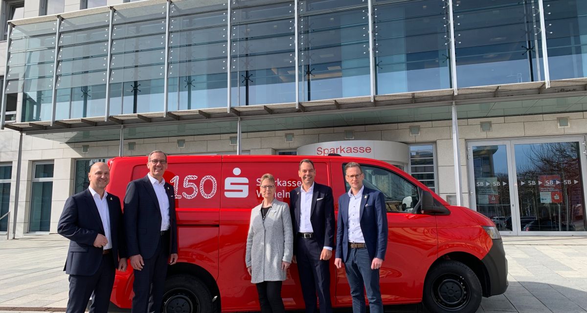 Die Sparkasse Wilhelmshaven feiert im Jahr 2026 ihr 150-jähriges Bestehen. Dafür gibt es auch ein neues Dienstafhrzeug, einen roten Elekrto-Bully mit dem Aufdruck 