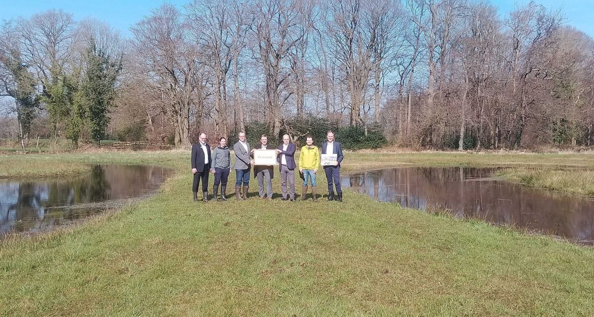 Vertreter*innen des Landkreises Friesland, der Naturschutzstiftung Friesland-Wittmund-Wilhelmshaven und der Landessparkasse zu Oldenburg präsentieren das 